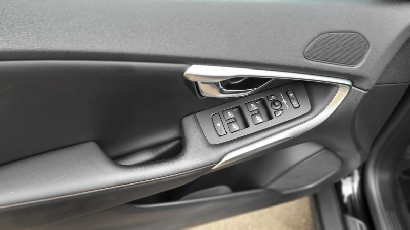 Volvo V40 Cross Country 2.0i, снимка 10 - Автомобили и джипове - 52148525