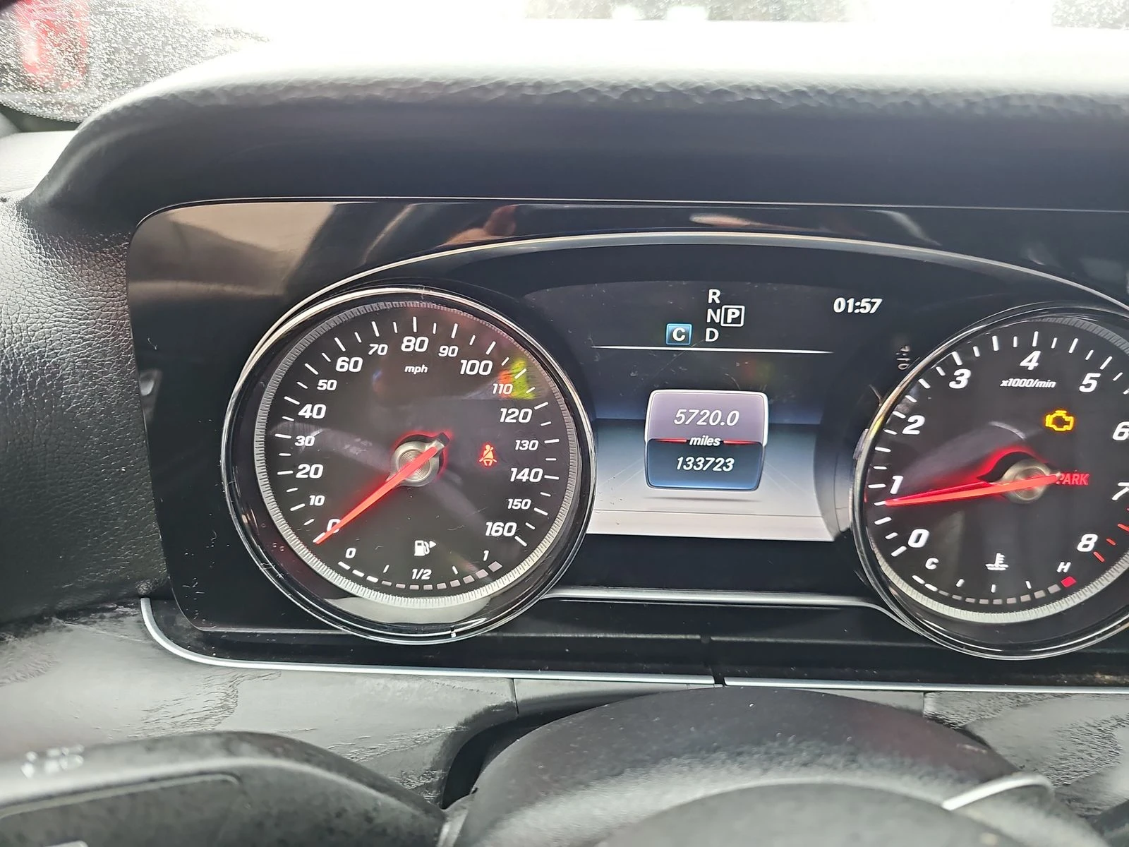 Mercedes-Benz E 300 BURMESTER/PANO/LANE ASSIST/ПАМЕТ/ОБДУХВАНЕ/AMG  - изображение 10