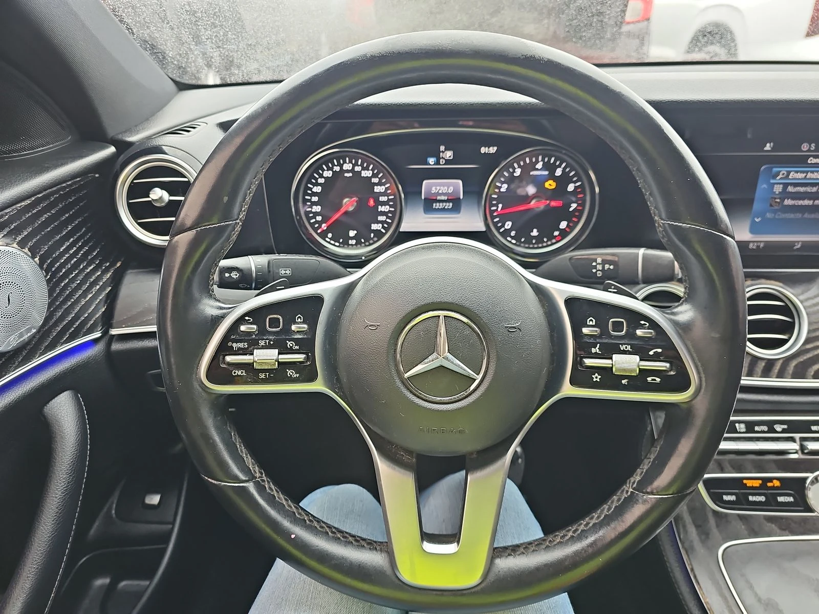 Mercedes-Benz E 300 BURMESTER/PANO/LANE ASSIST/ПАМЕТ/ОБДУХВАНЕ/AMG  - изображение 9
