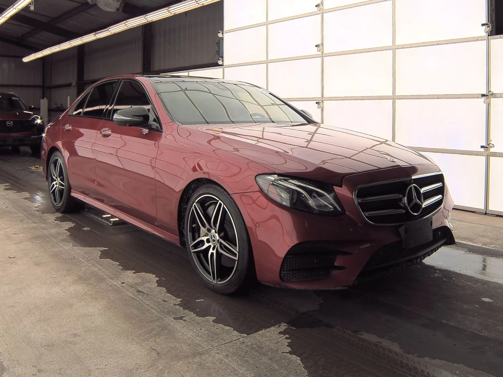 Mercedes-Benz E 300 BURMESTER/PANO/LANE ASSIST/ПАМЕТ/ОБДУХВАНЕ/AMG  - изображение 2