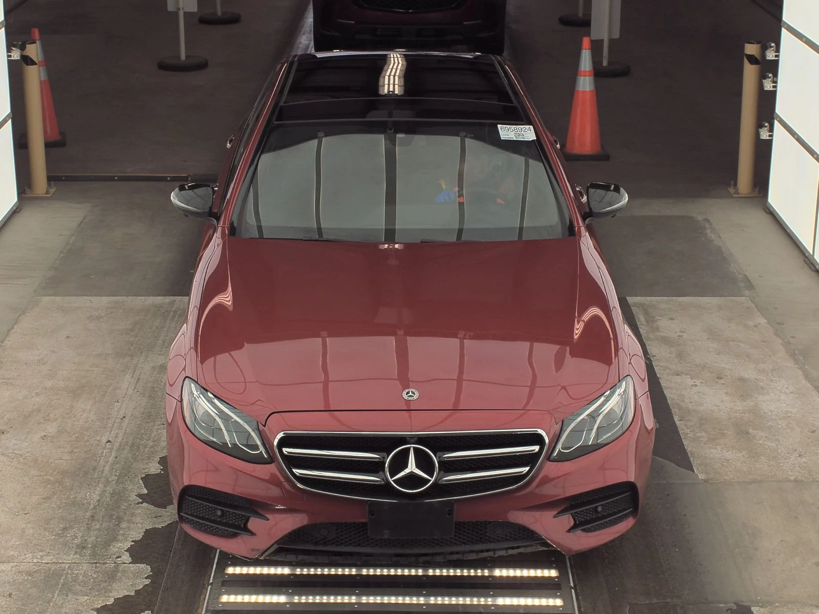 Mercedes-Benz E 300 BURMESTER/PANO/LANE ASSIST/ПАМЕТ/ОБДУХВАНЕ/AMG  - изображение 3