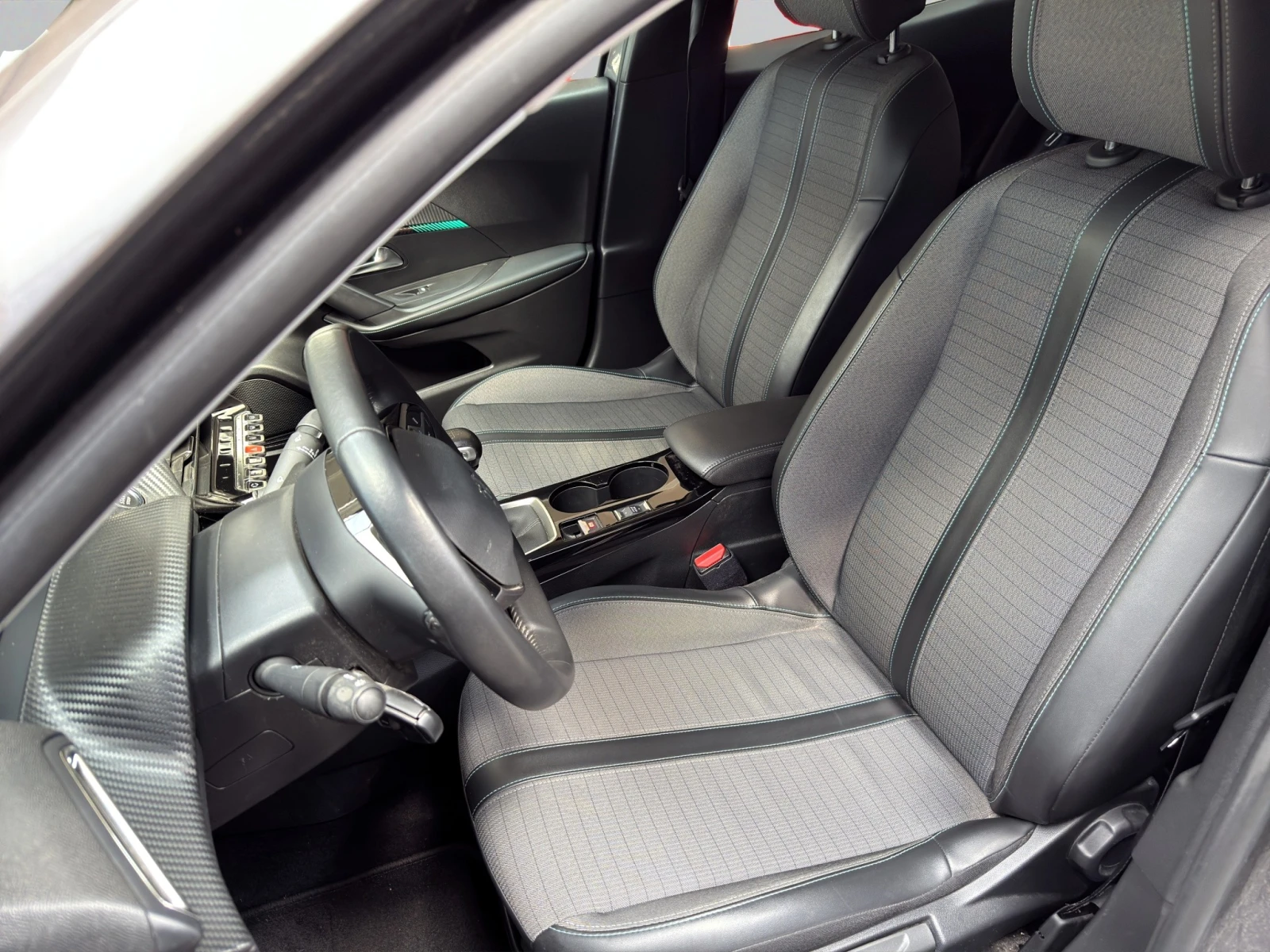 Peugeot 2008 ALLURE 1.5 110 BVM6 - изображение 9
