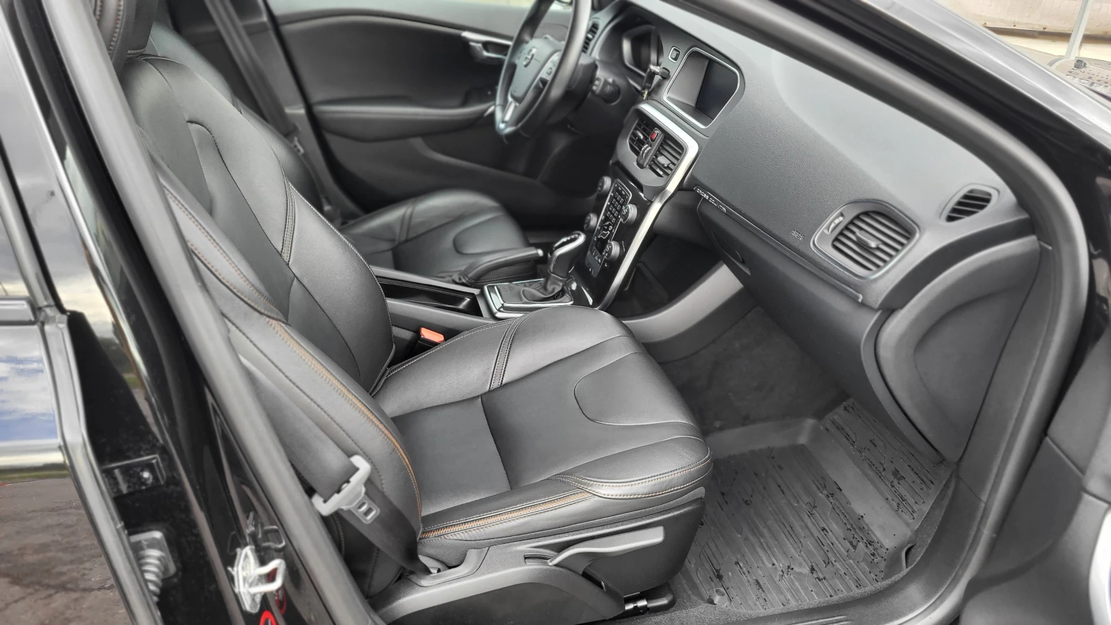 Volvo V40 Cross Country 2.0i - изображение 8