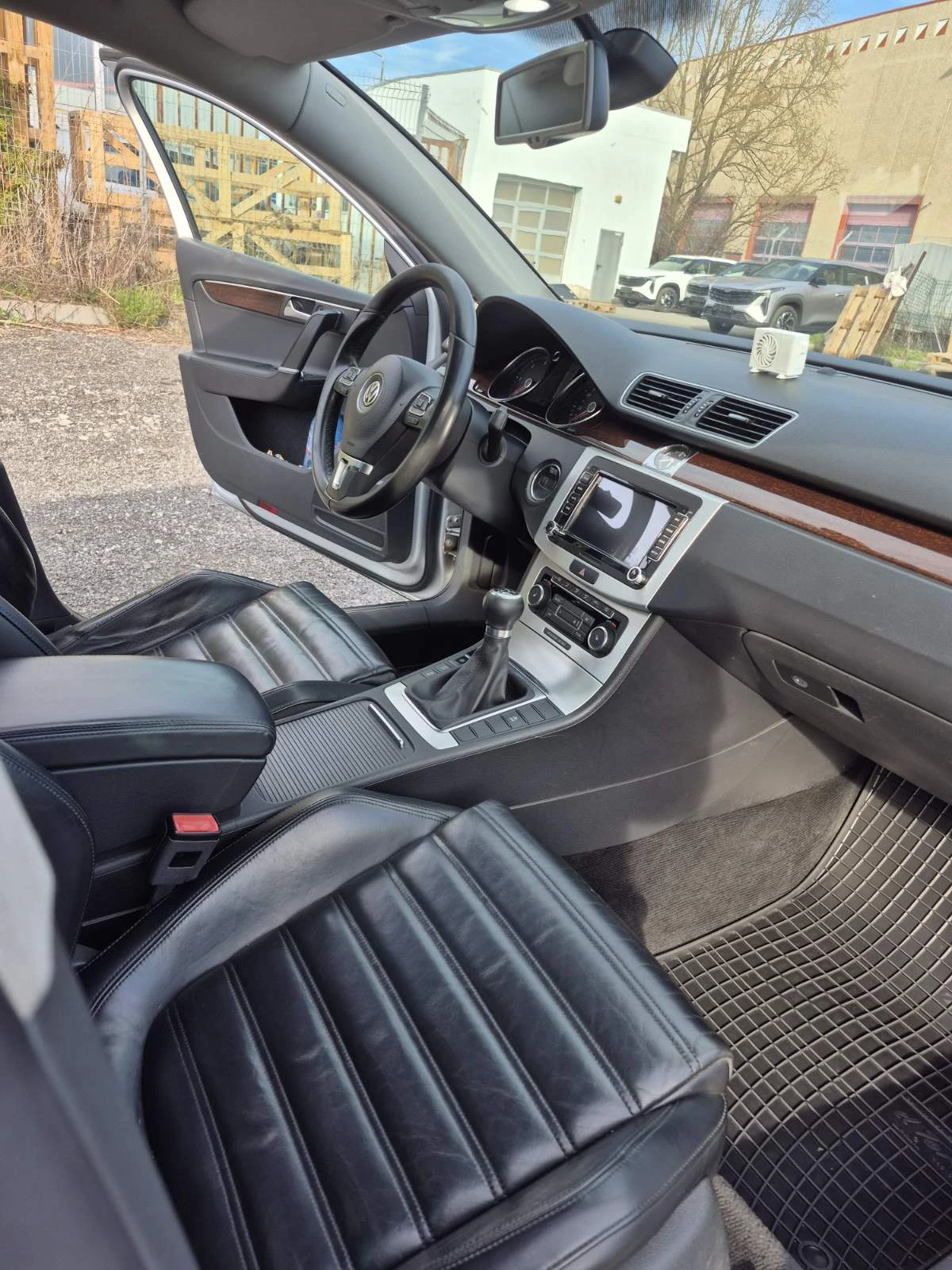 VW Passat 1.6 TDI, снимка 12 - Автомобили и джипове - 54116311