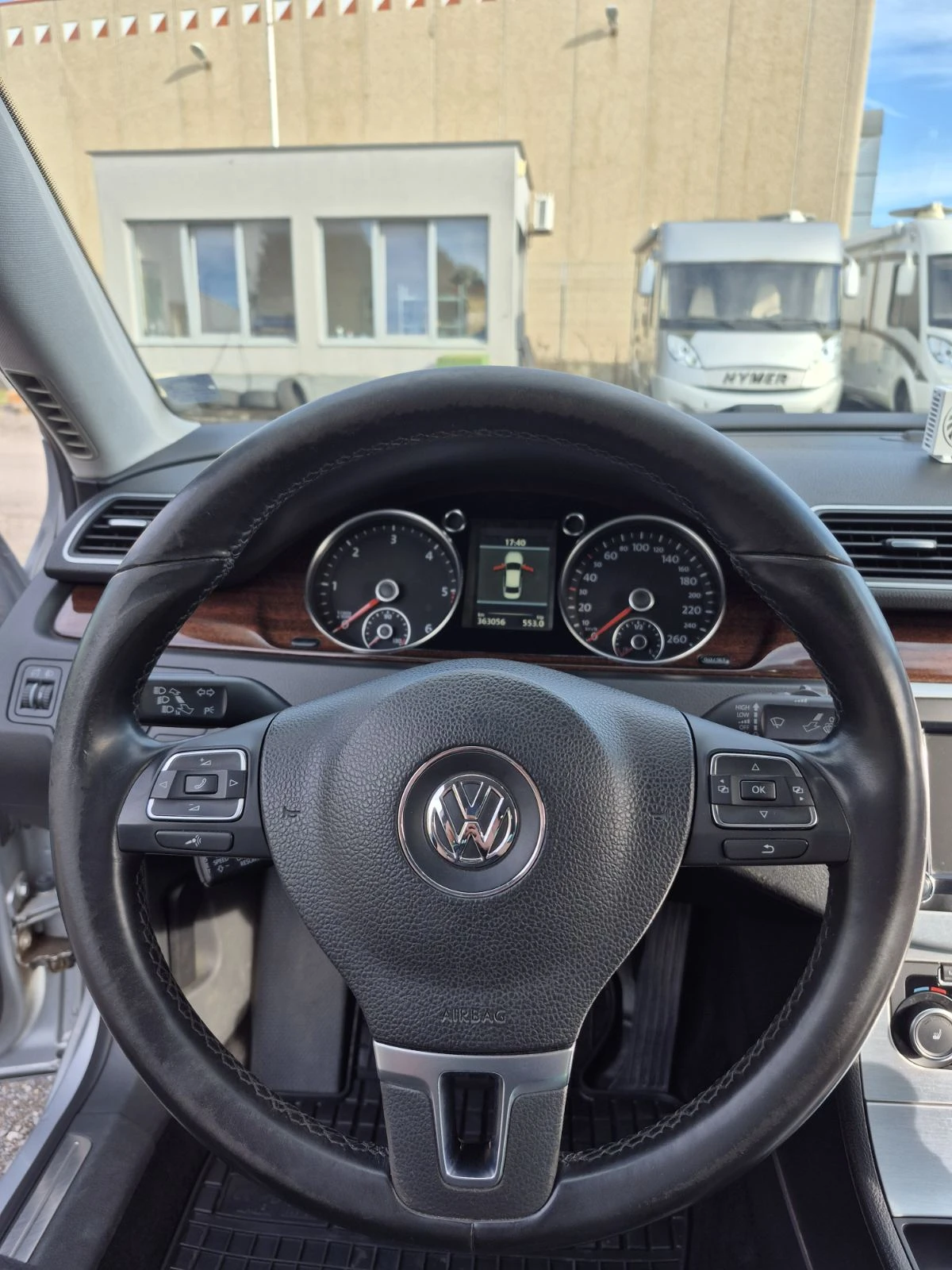 VW Passat 1.6 TDI, снимка 14 - Автомобили и джипове - 54116311