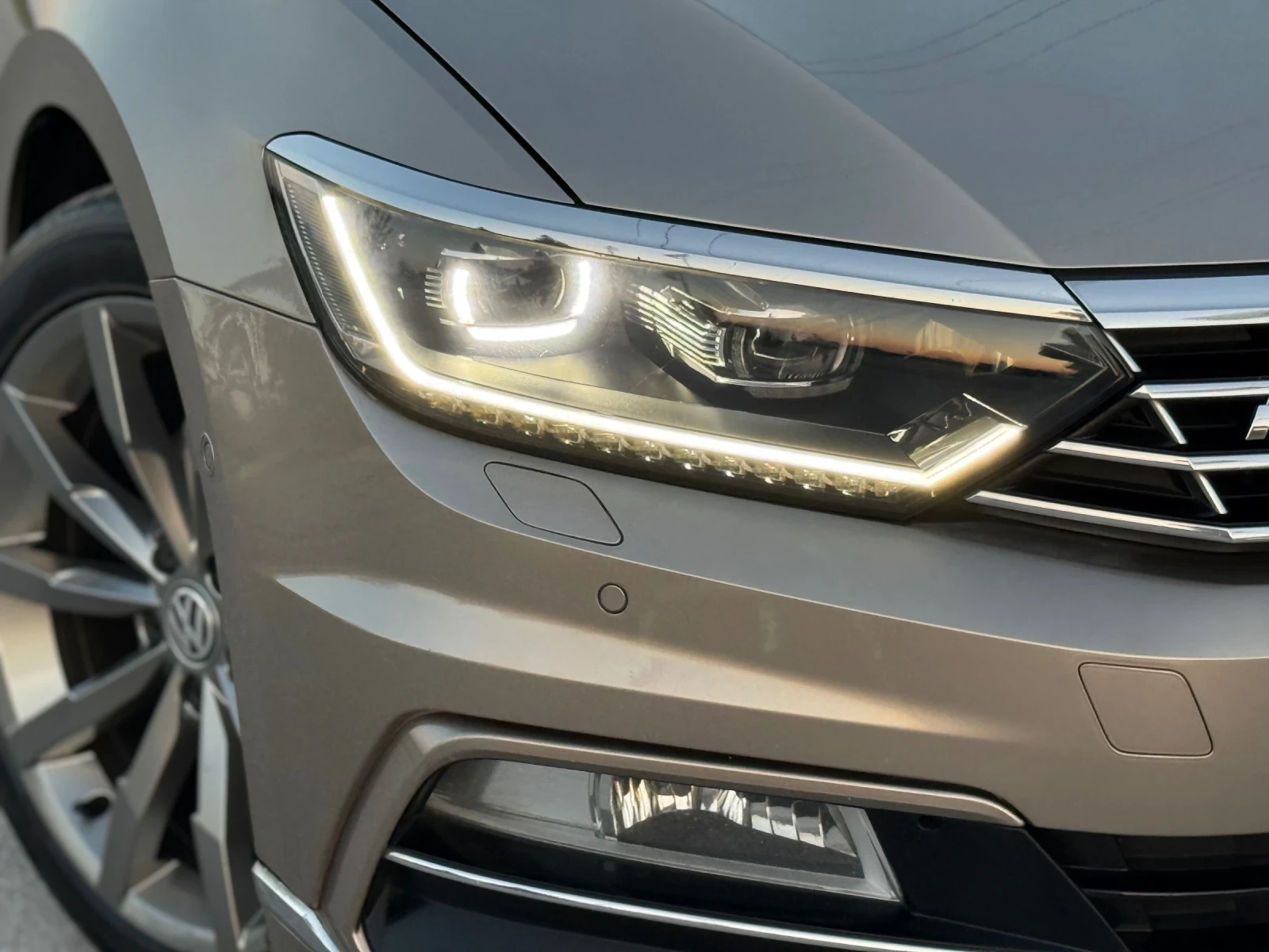 VW Passat 2.0 TDI R-line 150 к.с. , снимка 16 - Автомобили и джипове - 54447729