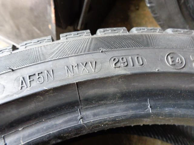 Гуми Зимни 225/40R18, снимка 12 - Гуми и джанти - 18373488