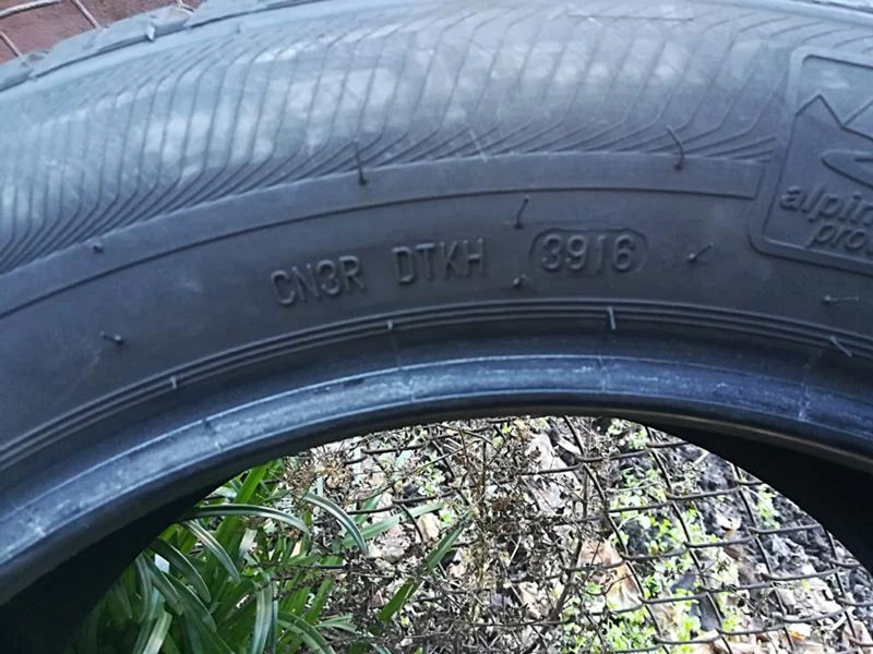 Гуми Зимни 215/55R17, снимка 6 - Гуми и джанти - 23733346