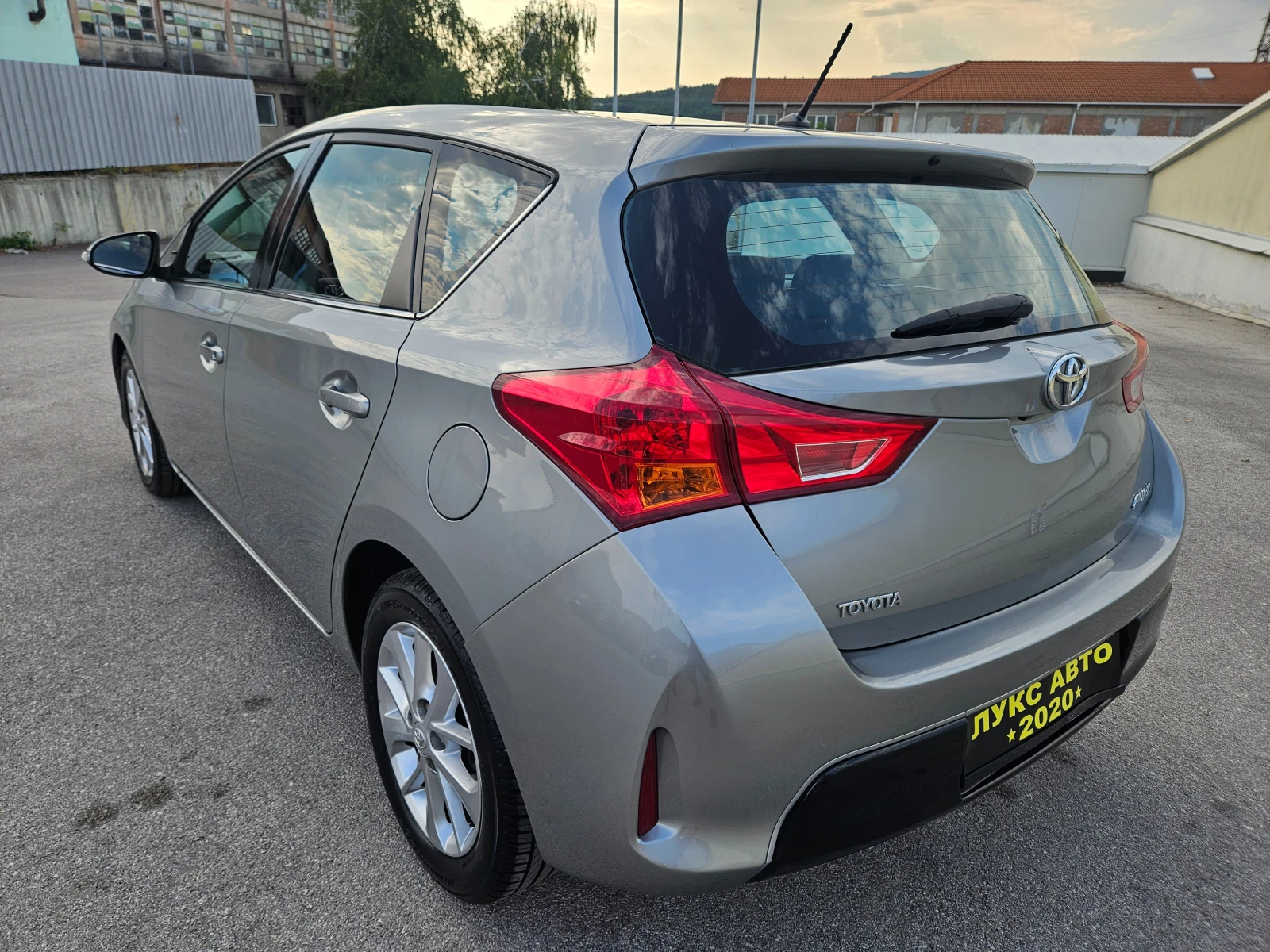 Toyota Auris 1.4 ПЕРФЕКТНА НАВИ КАМЕРА, снимка 6 - Автомобили и джипове - 55583323