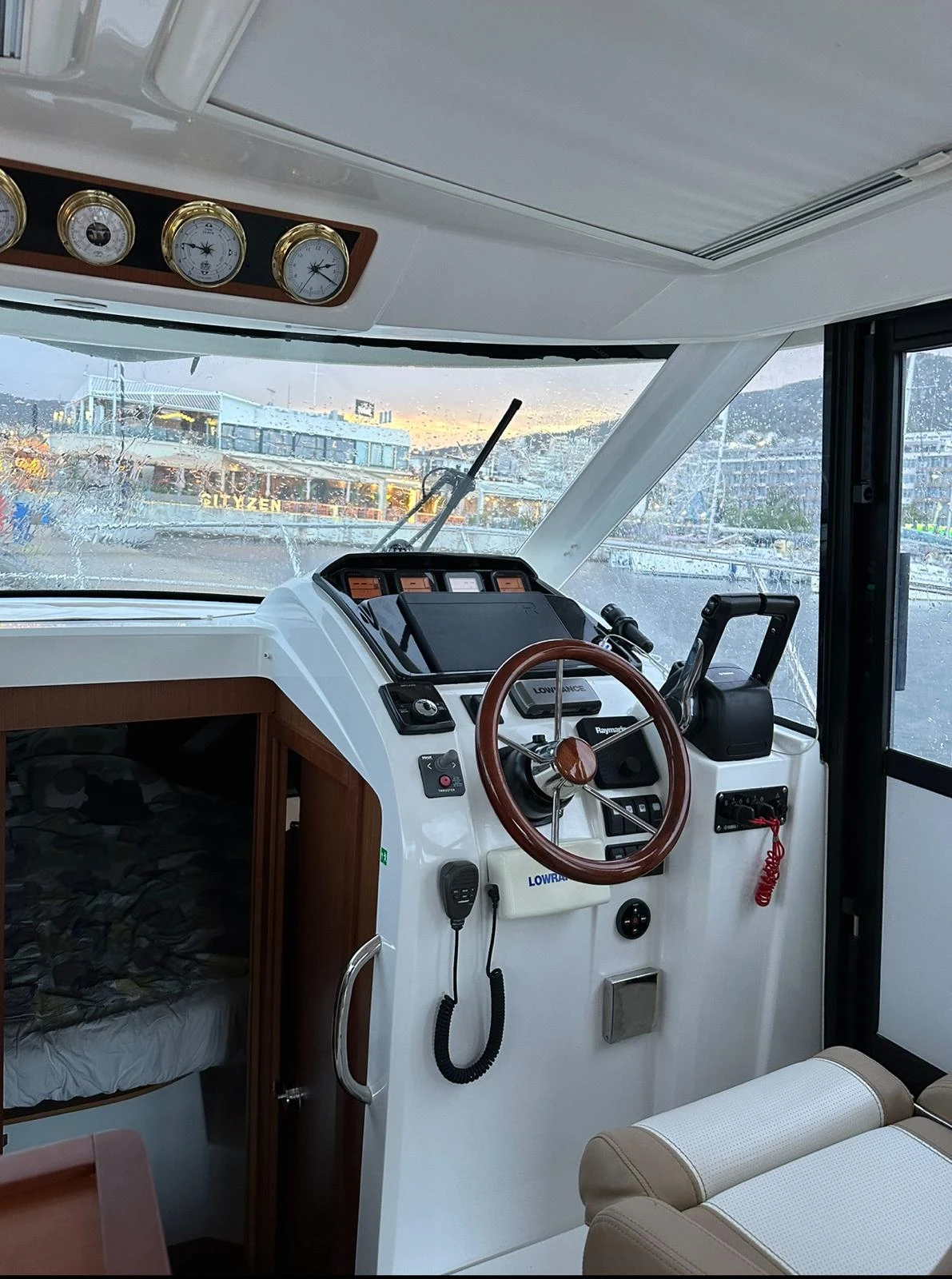 Моторна яхта Jeanneau Merry Fisher 855  - изображение 10