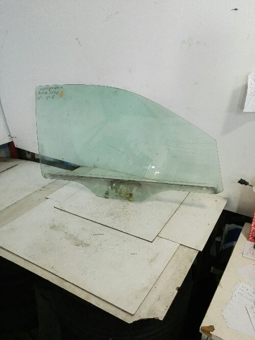 Стъкло предно дясно Мицубиши Спейс Стар