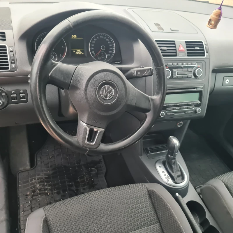 VW Touran, снимка 11 - Автомобили и джипове - 53331952