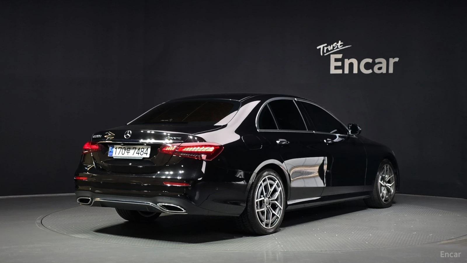 Mercedes-Benz E 220 4MATIC/AMG-LINE/SUNROOF/DRIVE-ASSISTS/360VIEW, снимка 3 - Автомобили и джипове - 55446539