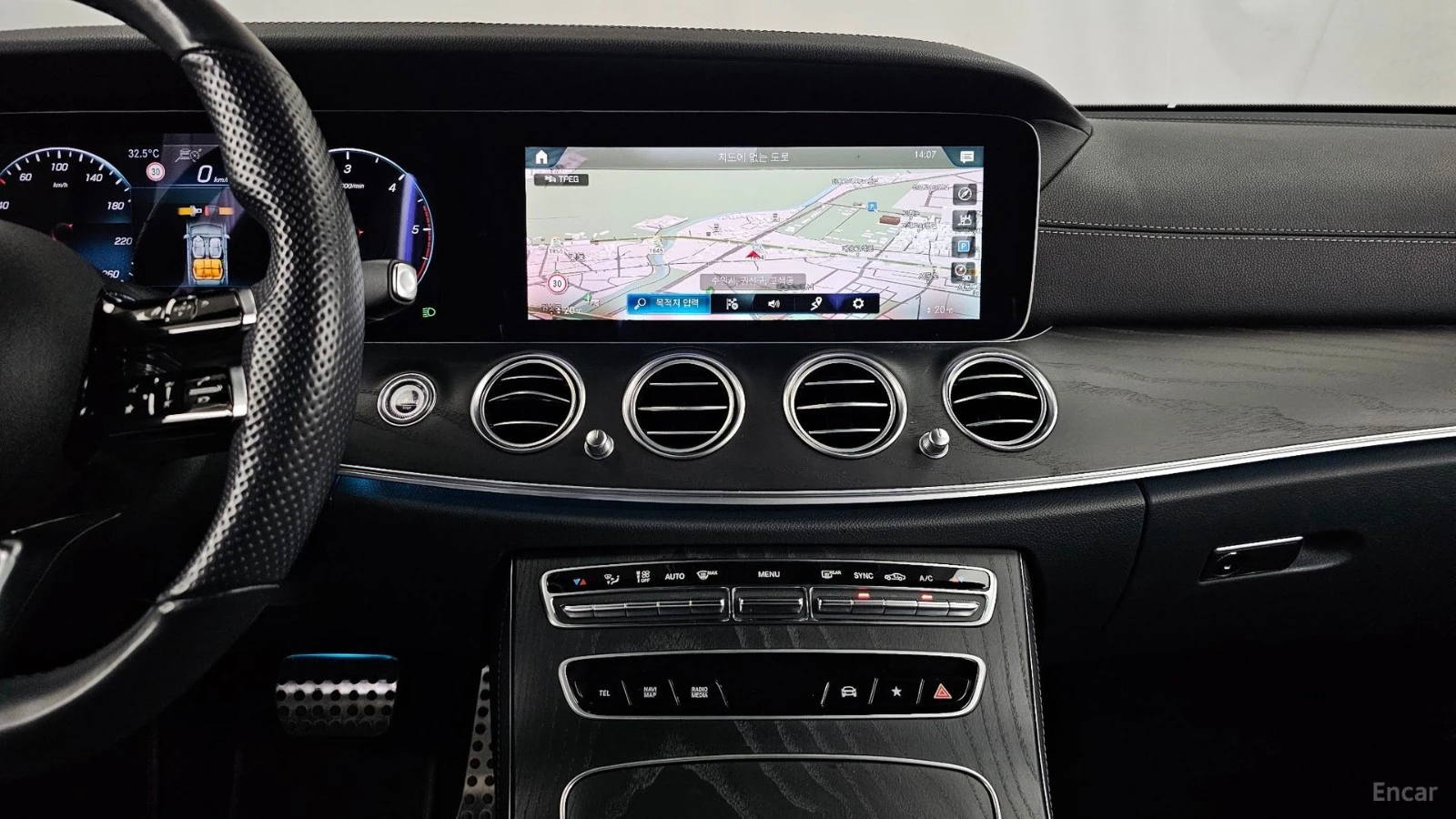 Mercedes-Benz E 220 4MATIC/AMG-LINE/SUNROOF/DRIVE-ASSISTS/360VIEW, снимка 9 - Автомобили и джипове - 55446539