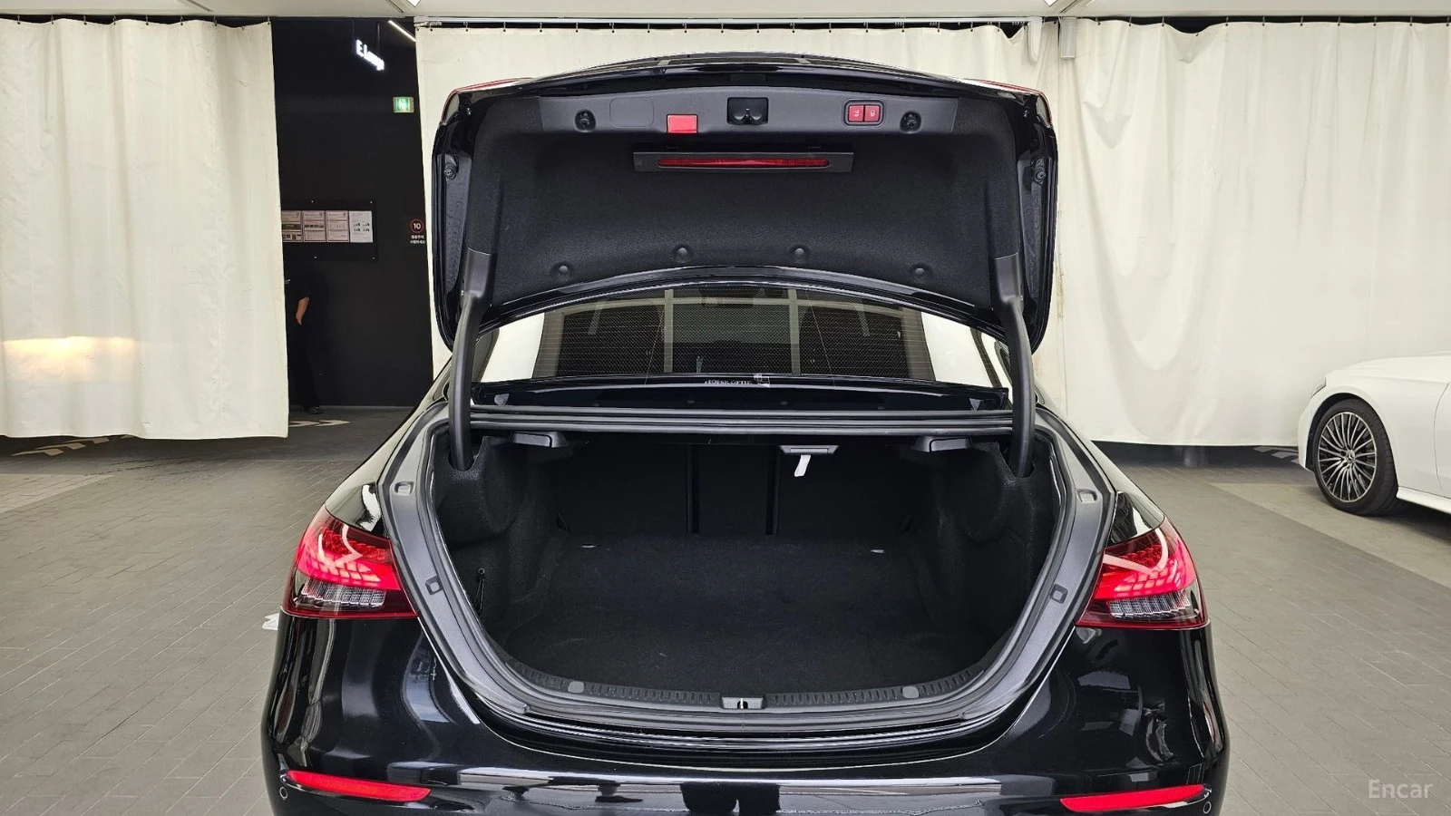 Mercedes-Benz E 220 4MATIC/AMG-LINE/SUNROOF/DRIVE-ASSISTS/360VIEW, снимка 5 - Автомобили и джипове - 55446539