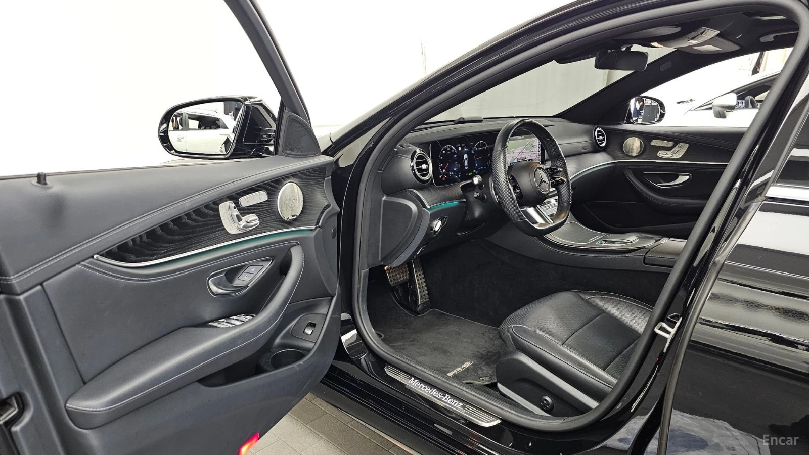 Mercedes-Benz E 220 4MATIC/AMG-LINE/SUNROOF/DRIVE-ASSISTS/360VIEW, снимка 6 - Автомобили и джипове - 55446539