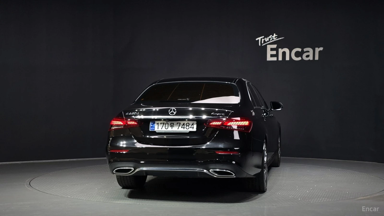 Mercedes-Benz E 220 4MATIC/AMG-LINE/SUNROOF/DRIVE-ASSISTS/360VIEW, снимка 4 - Автомобили и джипове - 55446539