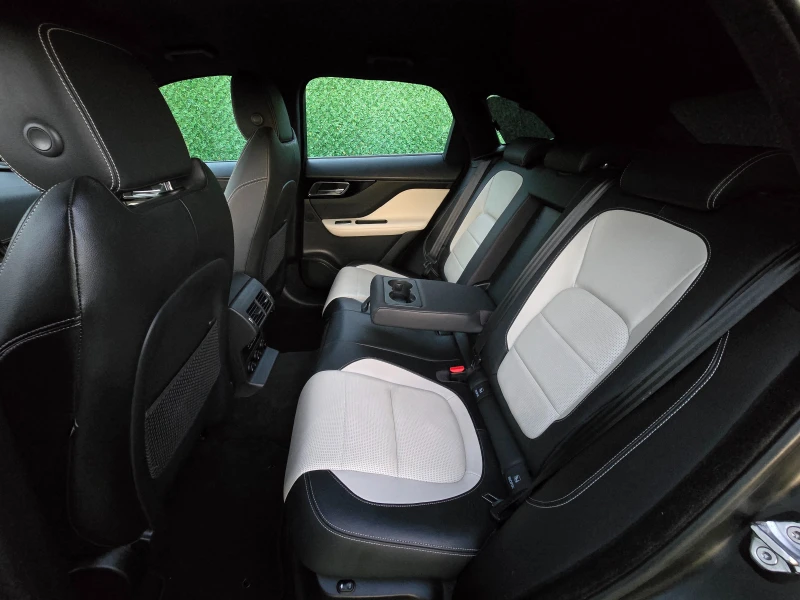 Jaguar F-PACE 3.0d* 300кс* 700hm* R-Sport* AWD* DIGITAL* , снимка 10 - Автомобили и джипове - 51912046