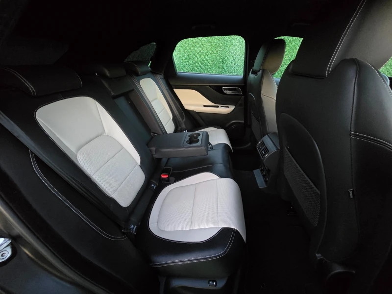 Jaguar F-PACE 3.0d* 300кс* 700hm* R-Sport* AWD* DIGITAL* , снимка 11 - Автомобили и джипове - 51912046