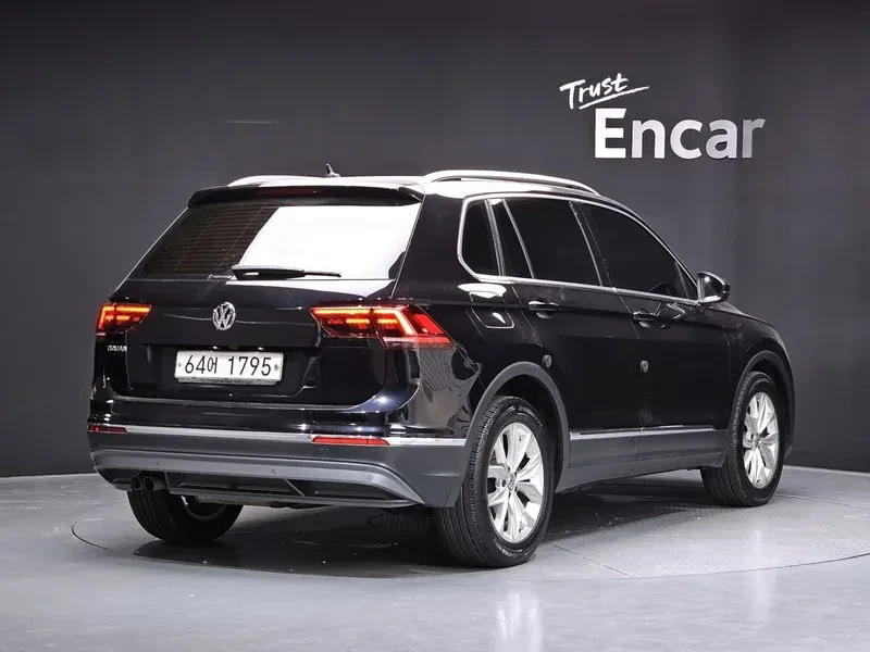VW Tiguan 2.0 TDI PREMIUM, снимка 2 - Автомобили и джипове - 55357236