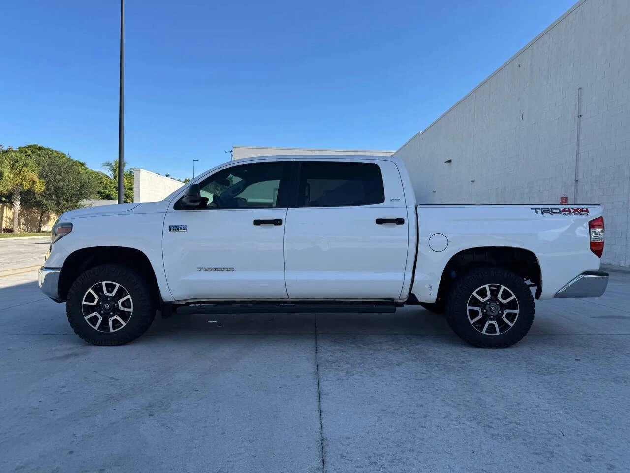 Toyota Tundra SR5 Crew Cab Short Bed - изображение 5