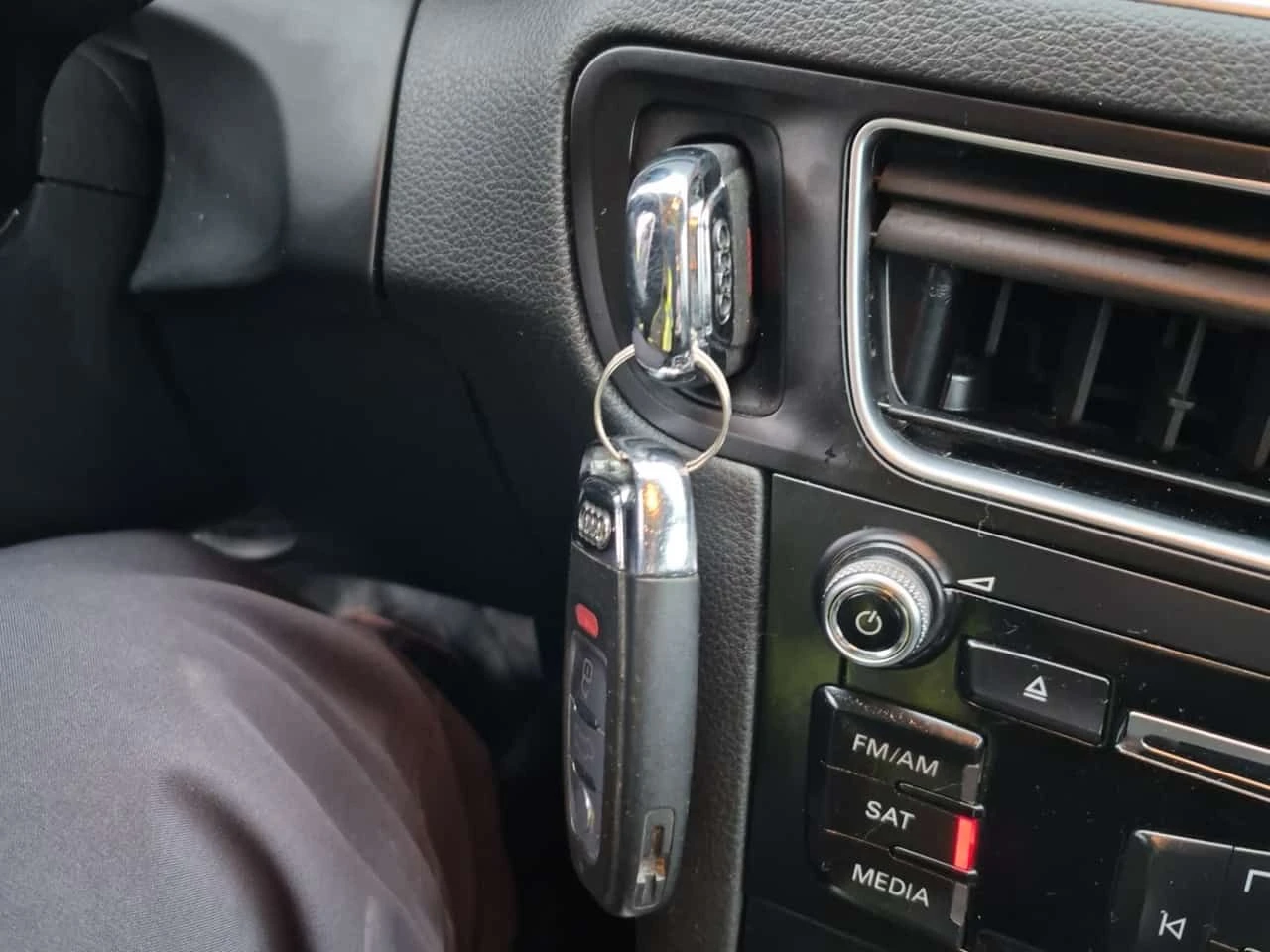 Audi Q5 * 2.0T KOMFORT * CARFAX * 2 КЛЮЧА, снимка 8 - Автомобили и джипове - 53831473