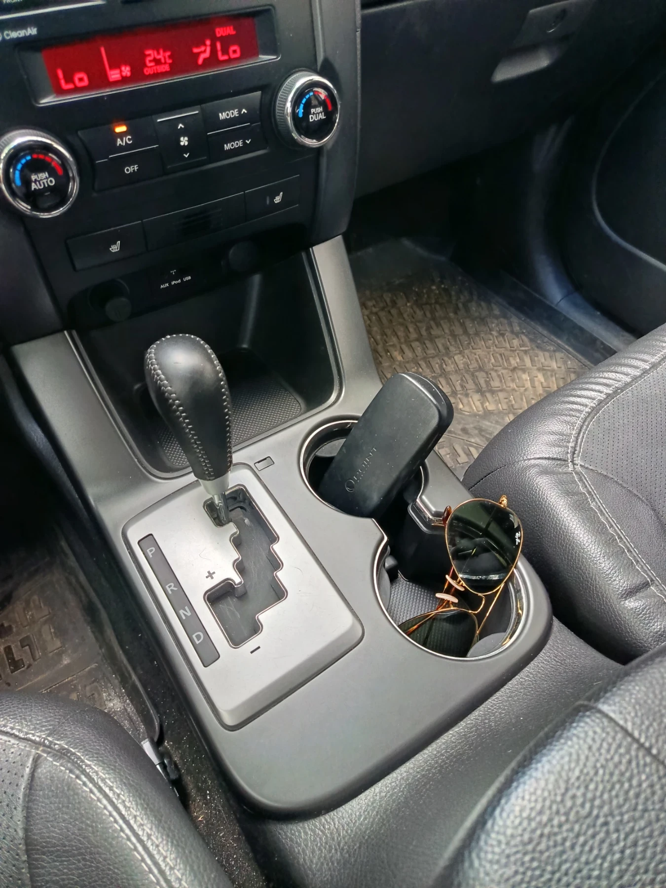 Kia Sorento 2.2 CRDI, снимка 14 - Автомобили и джипове - 54691280