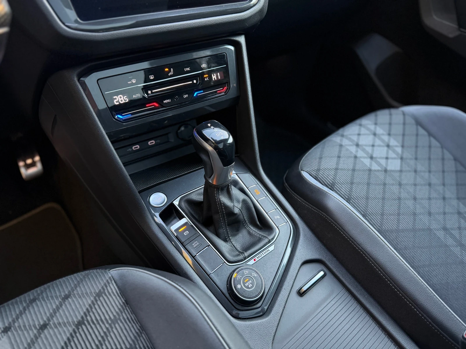 VW Tiguan 2.0TDI* 4motion* R-Line* IQ* Panorama, снимка 9 - Автомобили и джипове - 56133206