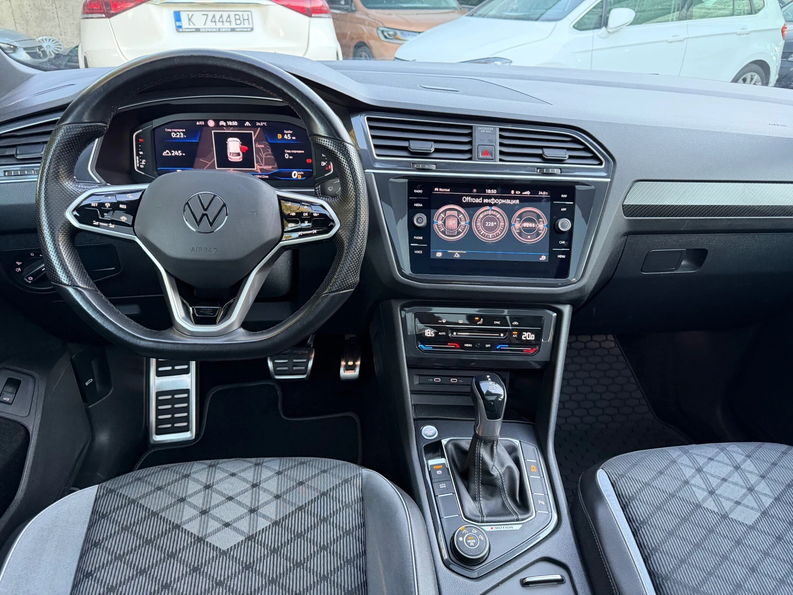 VW Tiguan 2.0TDI* 4motion* R-Line* IQ* Panorama, снимка 6 - Автомобили и джипове - 56133206