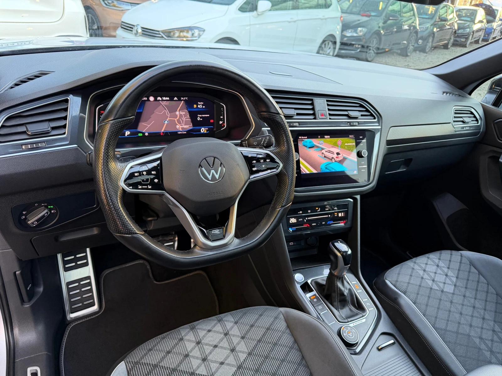 VW Tiguan 2.0TDI* 4motion* R-Line* IQ* Panorama, снимка 7 - Автомобили и джипове - 56133206