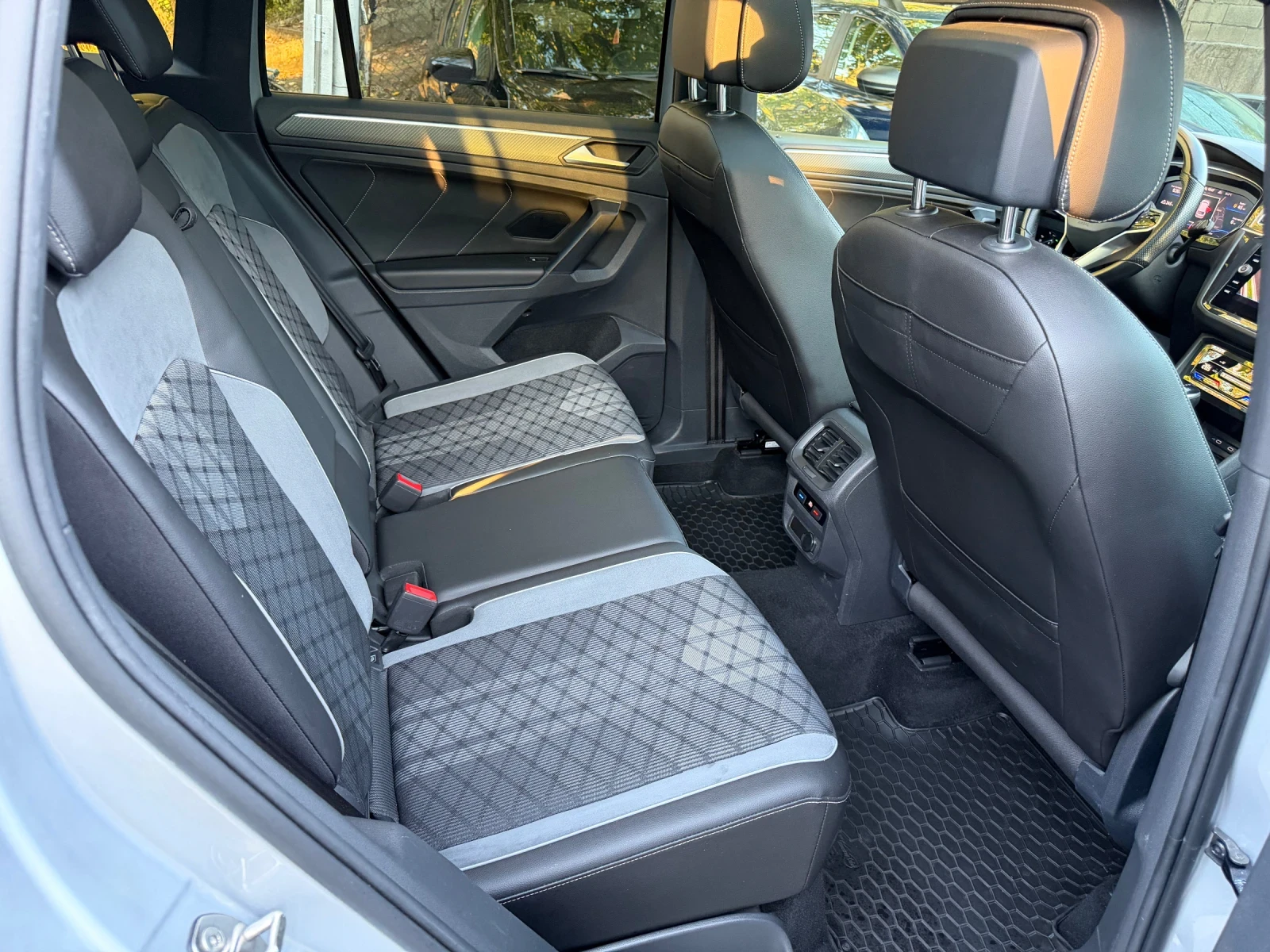 VW Tiguan 2.0TDI* 4motion* R-Line* IQ* Panorama, снимка 14 - Автомобили и джипове - 56133206