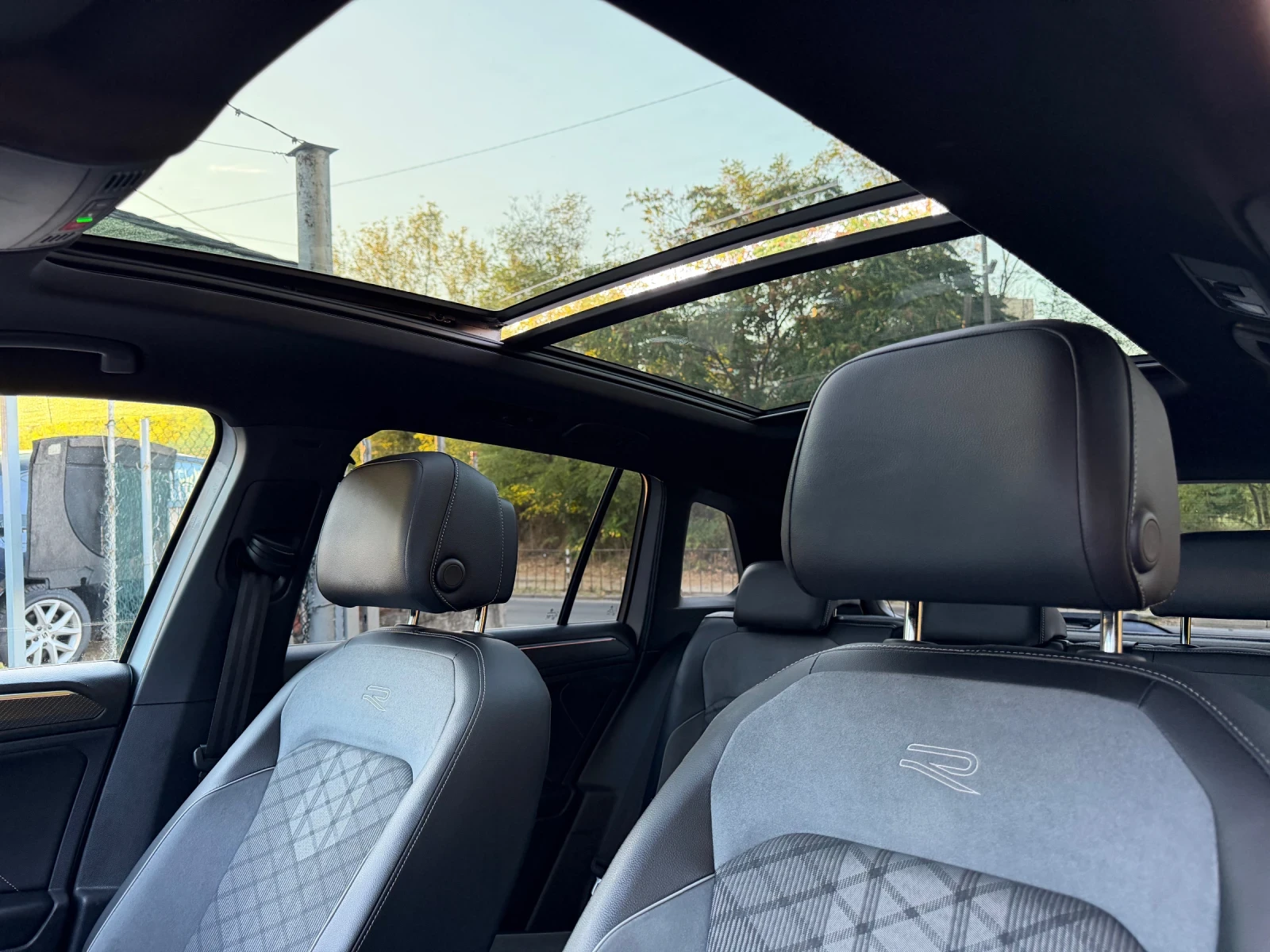 VW Tiguan 2.0TDI* 4motion* R-Line* IQ* Panorama, снимка 10 - Автомобили и джипове - 56133206