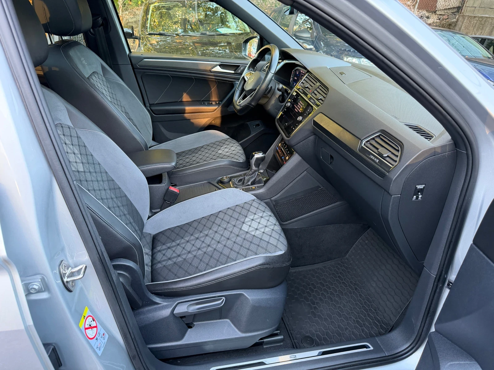 VW Tiguan 2.0TDI* 4motion* R-Line* IQ* Panorama, снимка 15 - Автомобили и джипове - 56133206