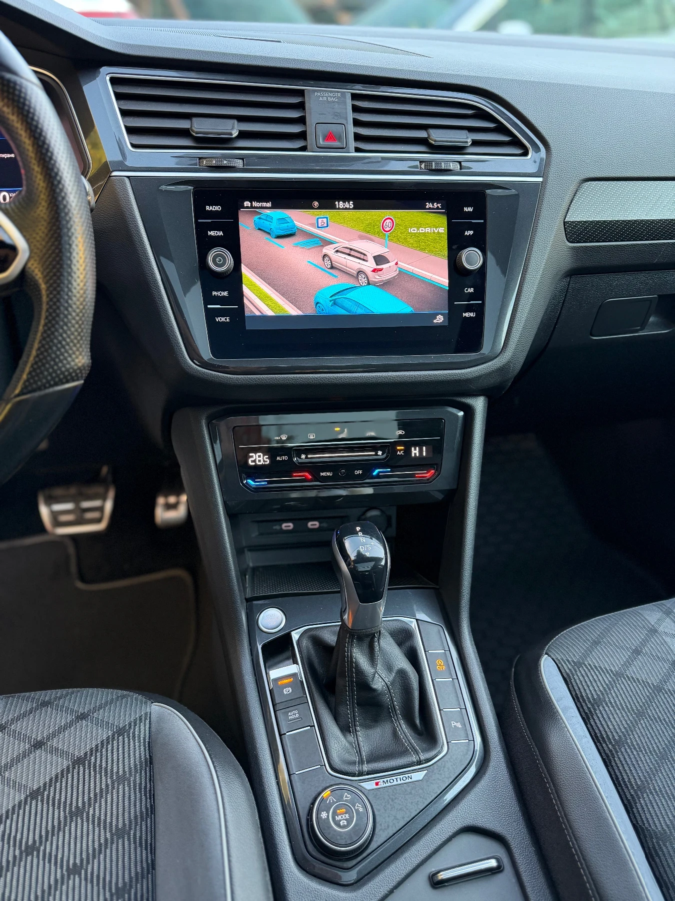 VW Tiguan 2.0TDI* 4motion* R-Line* IQ* Panorama, снимка 8 - Автомобили и джипове - 56133206