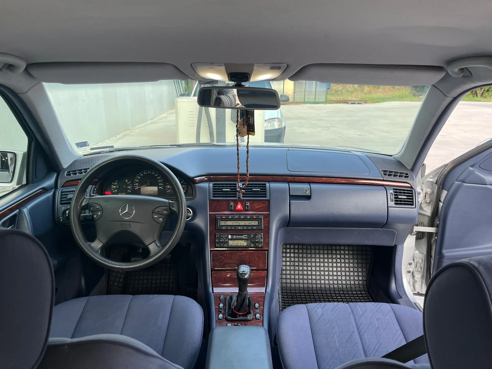 Mercedes-Benz E 200, снимка 10 - Автомобили и джипове - 54727690