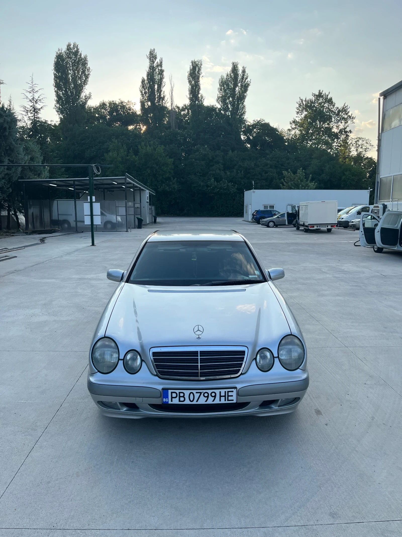 Mercedes-Benz E 200, снимка 5 - Автомобили и джипове - 54727690