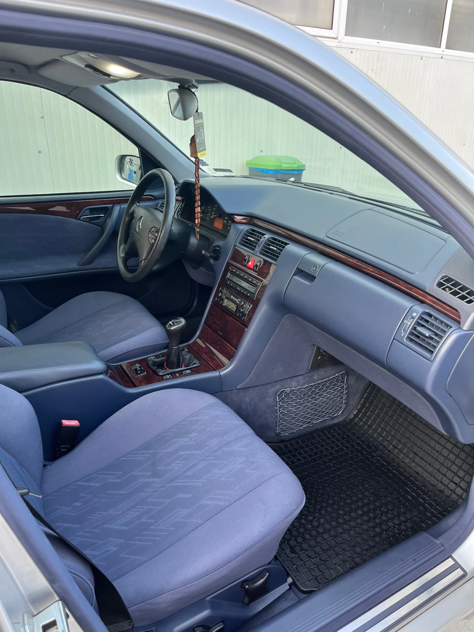Mercedes-Benz E 200, снимка 6 - Автомобили и джипове - 54727690