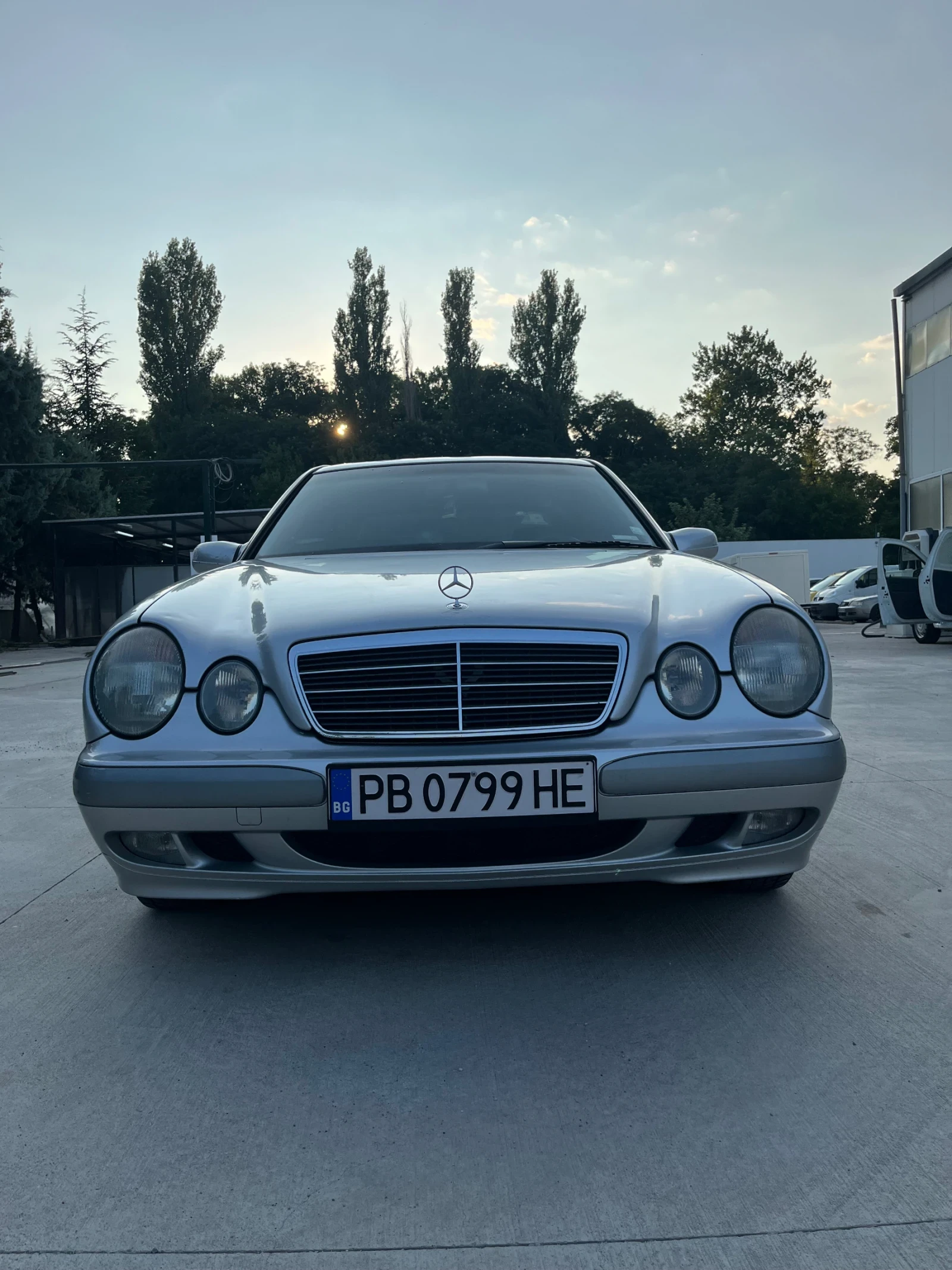 Mercedes-Benz E 200, снимка 4 - Автомобили и джипове - 54727690