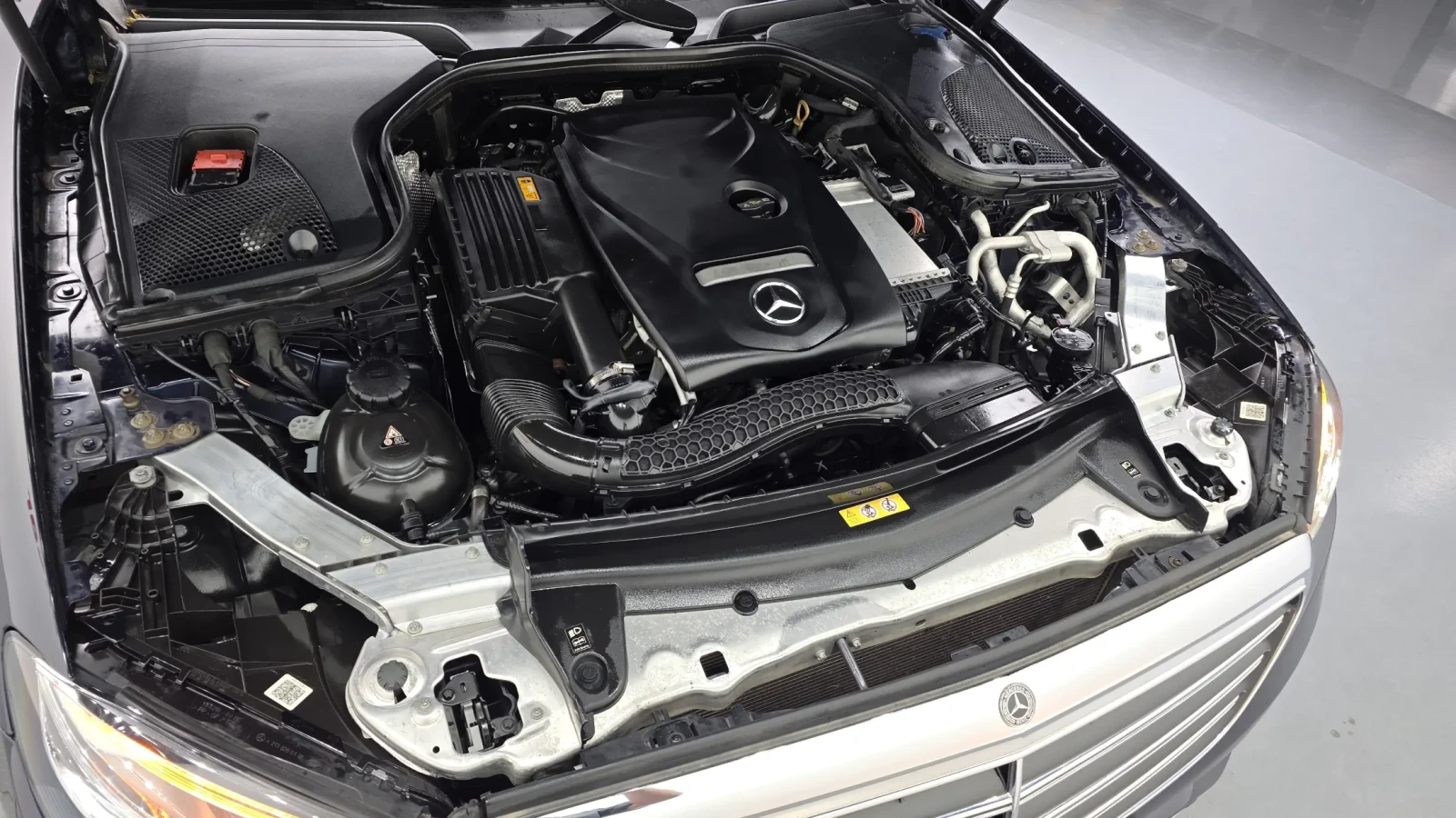 Mercedes-Benz E 300 2.0 4MATIC Exclusive, снимка 5 - Автомобили и джипове - 55010819