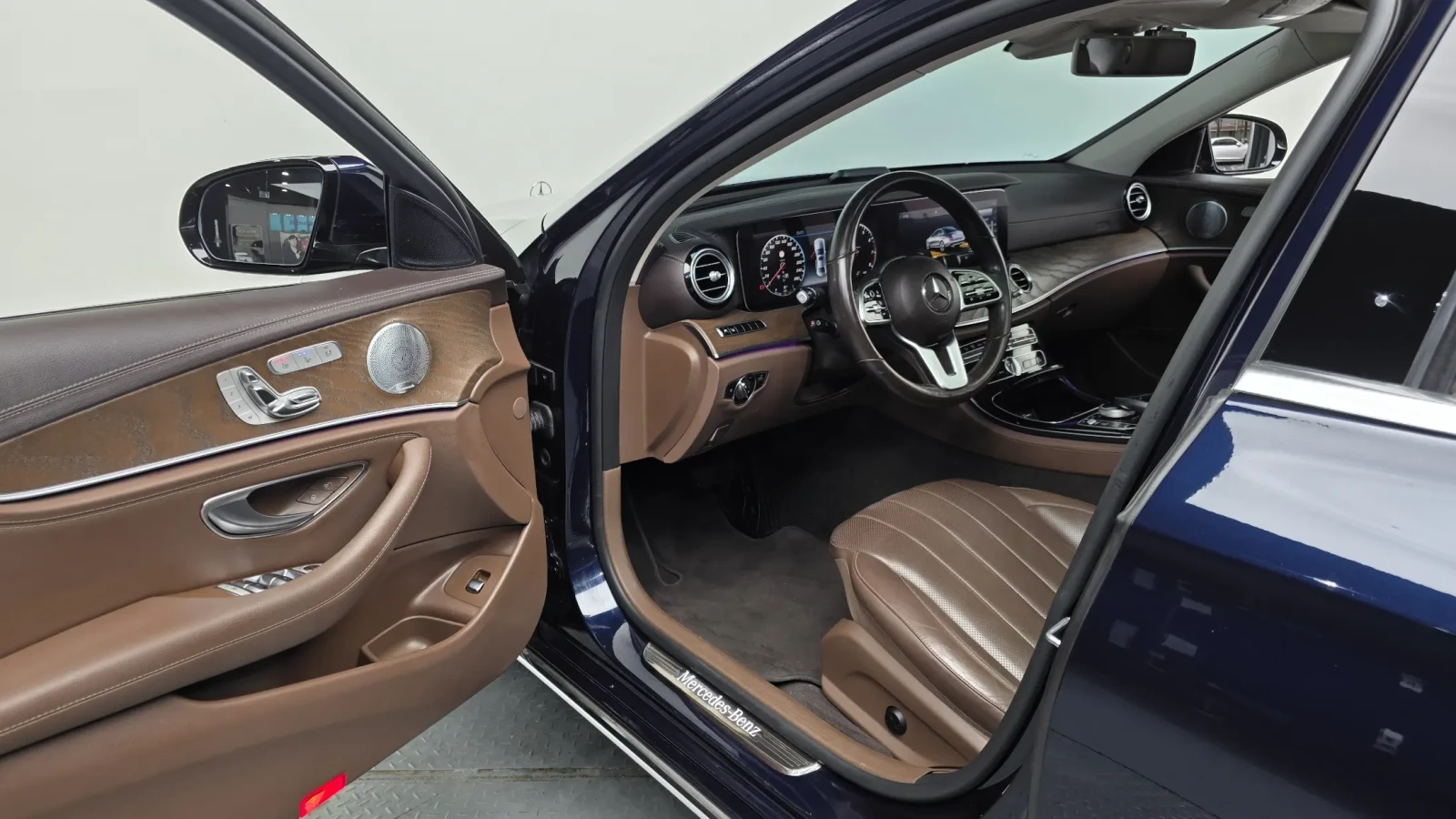 Mercedes-Benz E 300 2.0 4MATIC Exclusive, снимка 8 - Автомобили и джипове - 55010819