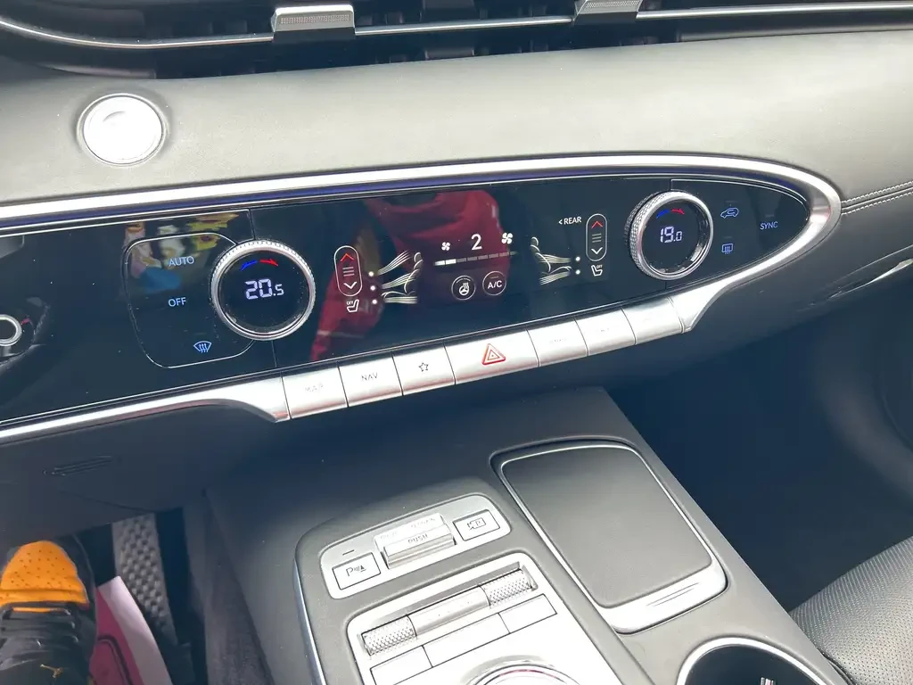 Genesis GV70 2.5 T-GDI * 4х4* ДИСТРОНИК * FULL LED * ПОДГРЕВ , снимка 7 - Автомобили и джипове - 55221682