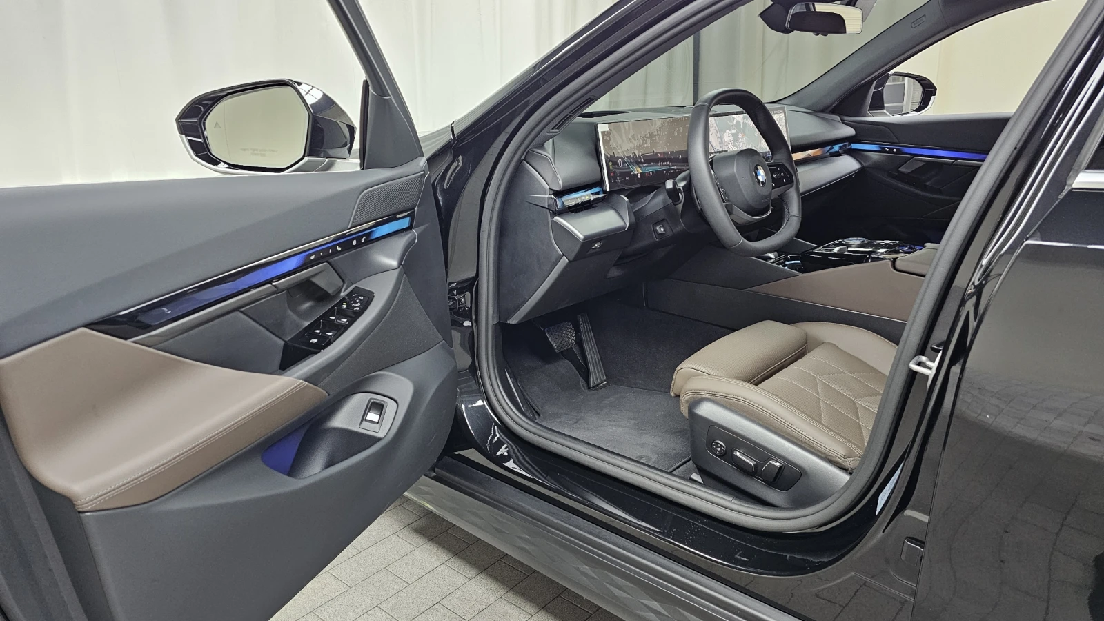 BMW 520 HUD* ЕЛ. БАГАЖНИК* 360* BLIND SPOT* КРАЙНА ЦЕНА, снимка 10 - Автомобили и джипове - 55435443