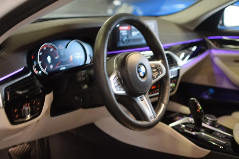 BMW 530 Head up!Панорама!Luxury Line!, снимка 9 - Автомобили и джипове - 51939945