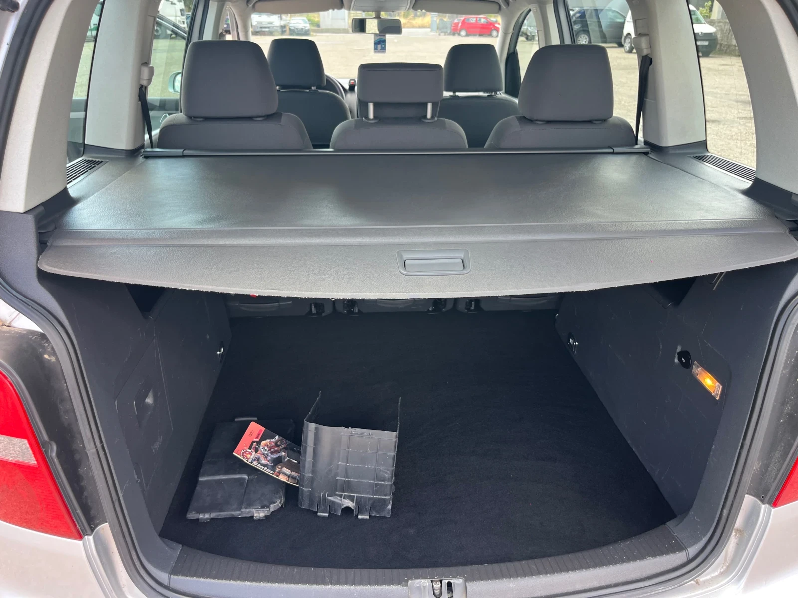 VW Touran 2.0TDI клима, 6 скорости - изображение 9