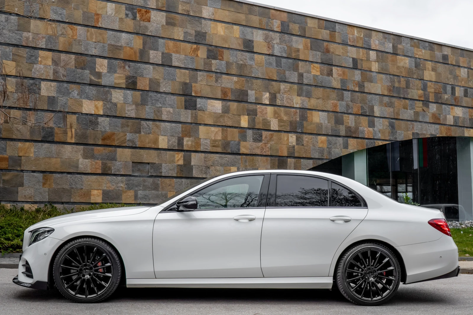 Mercedes-Benz E 350 d* BRABUS LIMITED* RED CUT* CARBON* 9G-TRONIC* FUL, снимка 2 - Автомобили и джипове - 53941215