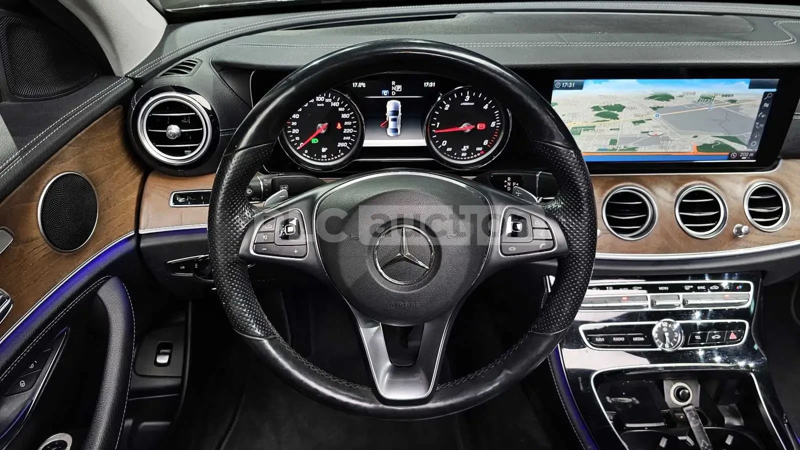 Mercedes-Benz E 220 d 4MATIC* DISTRONIC* ПОДГРЕВИ* , снимка 6 - Автомобили и джипове - 54567589