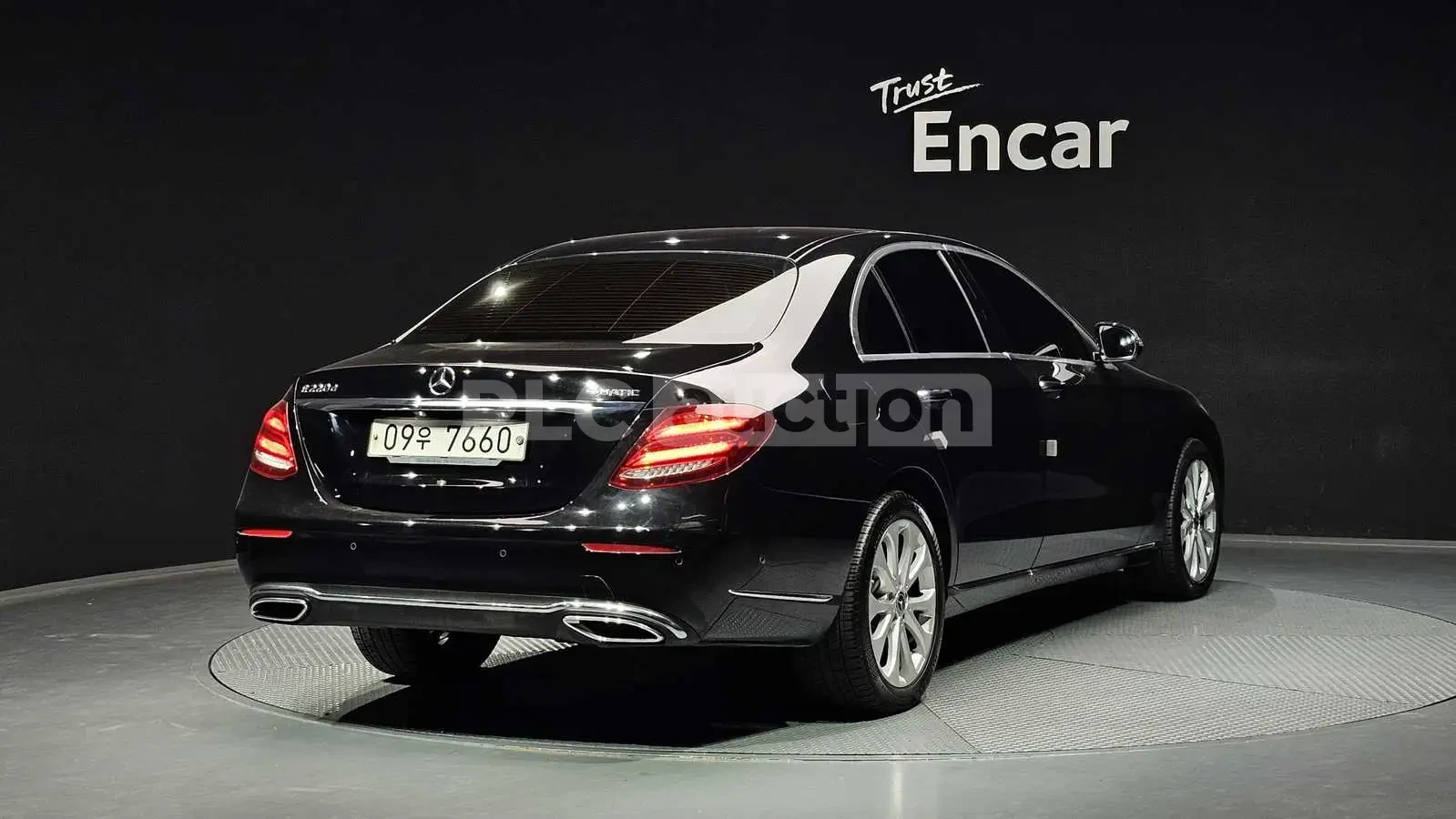 Mercedes-Benz E 220 d 4MATIC* DISTRONIC* ПОДГРЕВИ* , снимка 3 - Автомобили и джипове - 54567589