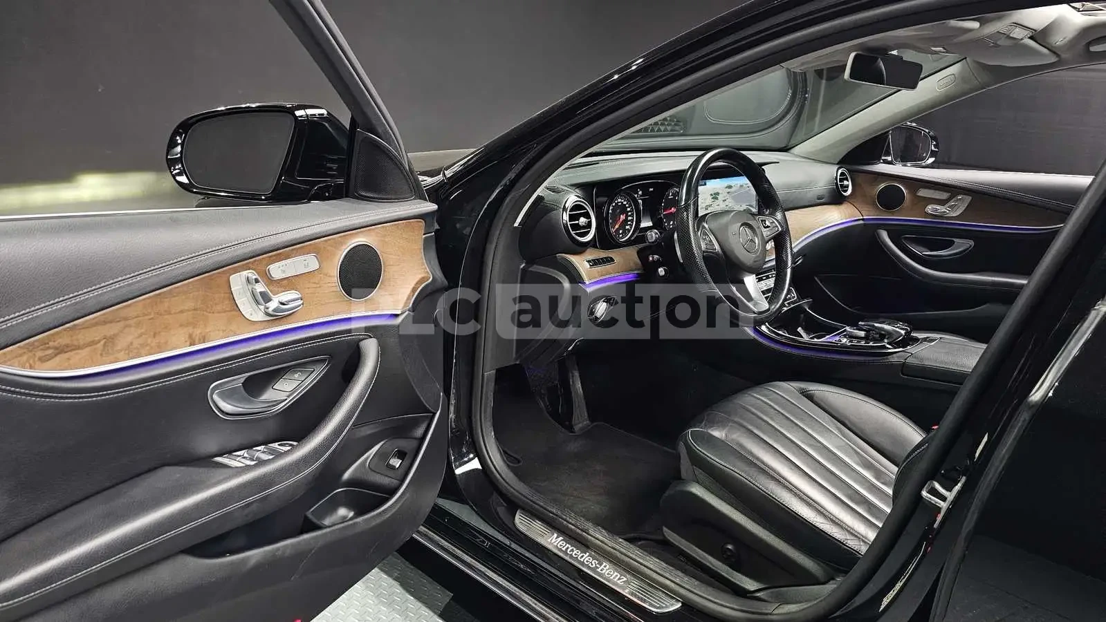 Mercedes-Benz E 220 d 4MATIC* DISTRONIC* ПОДГРЕВИ* , снимка 8 - Автомобили и джипове - 54567589