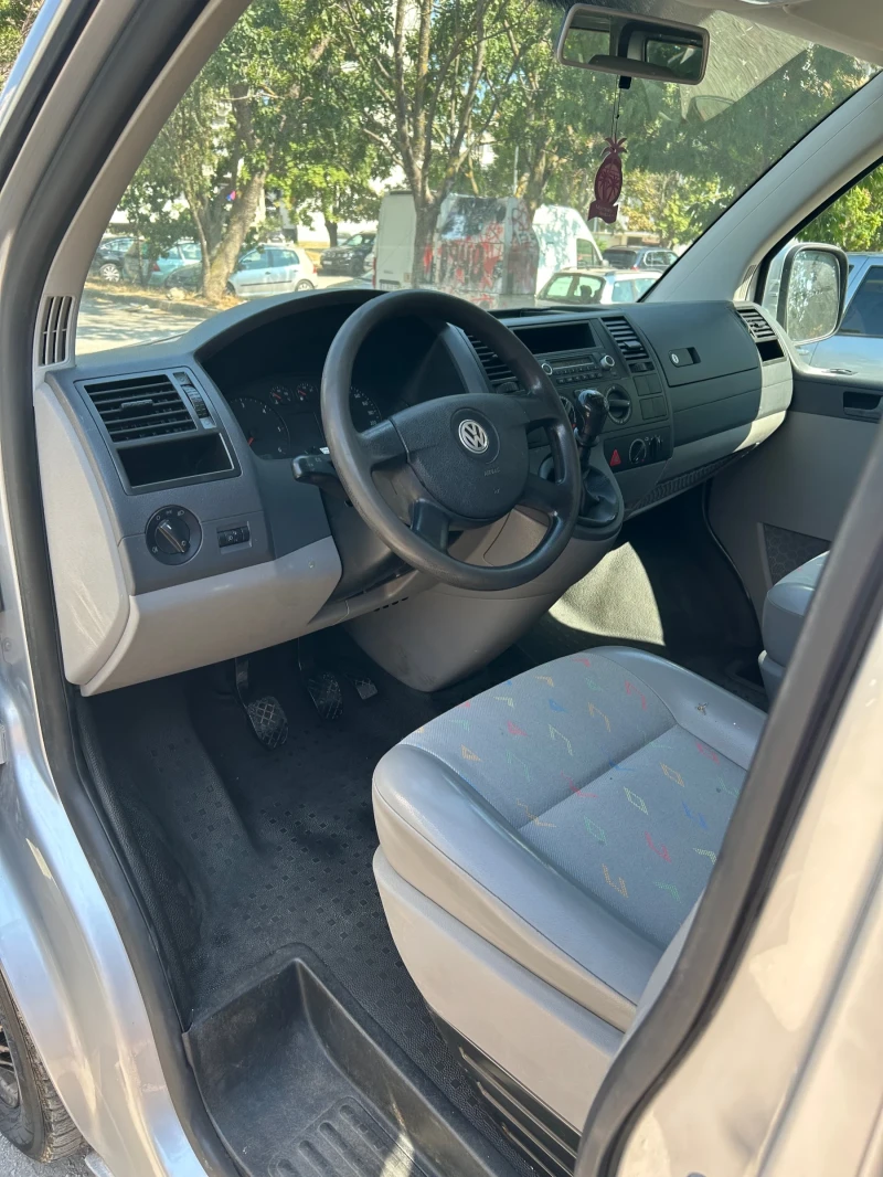 VW Caravelle T5 1.9 TDI 102 к.с. 9 места климатик, снимка 7 - Бусове и автобуси - 51332939