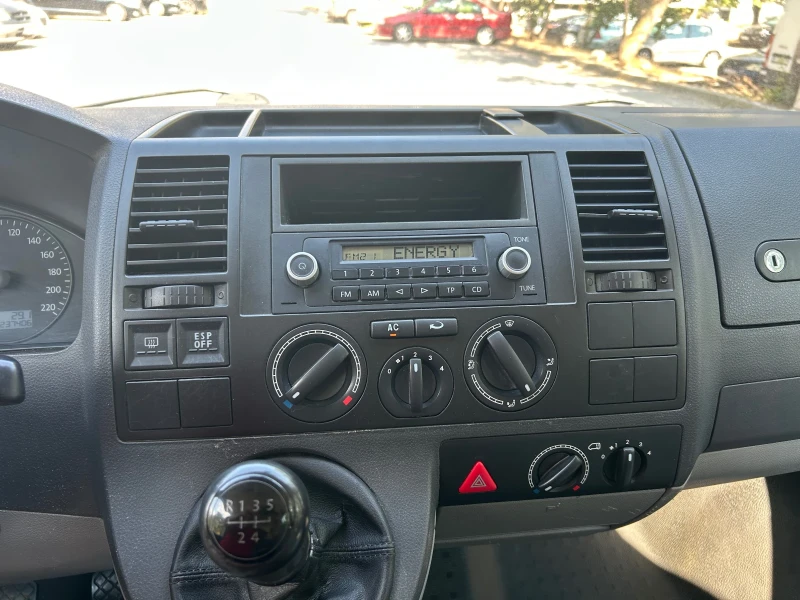 VW Caravelle T5 1.9 TDI 102 к.с. 9 места климатик, снимка 12 - Бусове и автобуси - 51332939